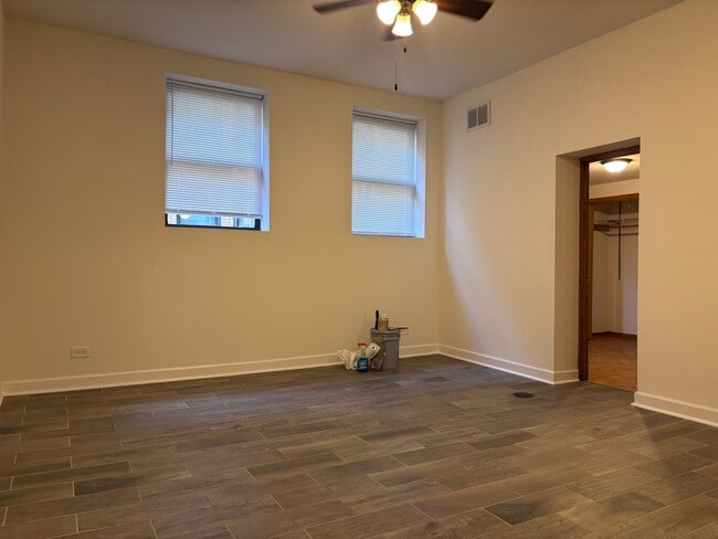 Building Photo - 4054 N Sheridan Rd
