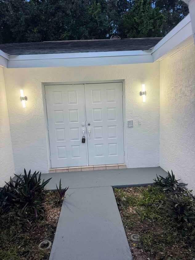 Building Photo - 844 Ryanwood Dr