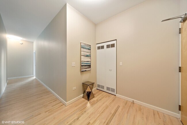 Foto del edificio - 630 N Franklin St