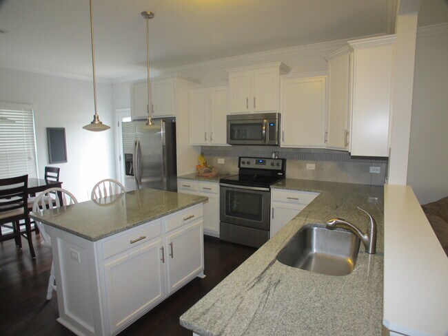 Foto del edificio - Move-In ready, 4 bedroom, 2.5 bath home lo...