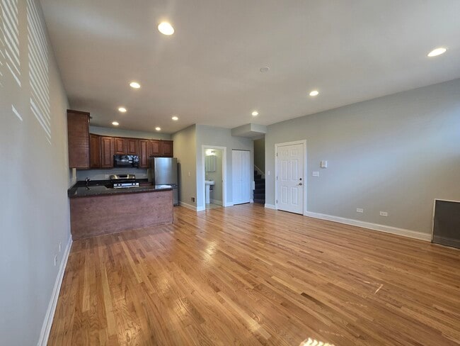 Building Photo - 3831 N Kedzie Ave