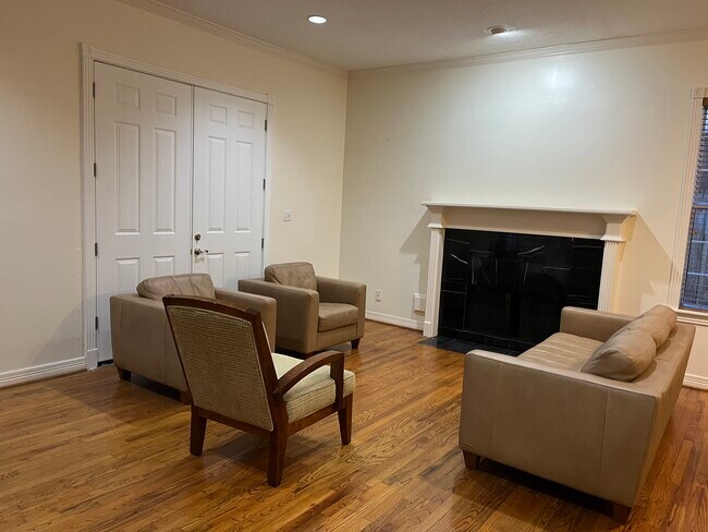 Building Photo - 6855 Bellgreen Dr