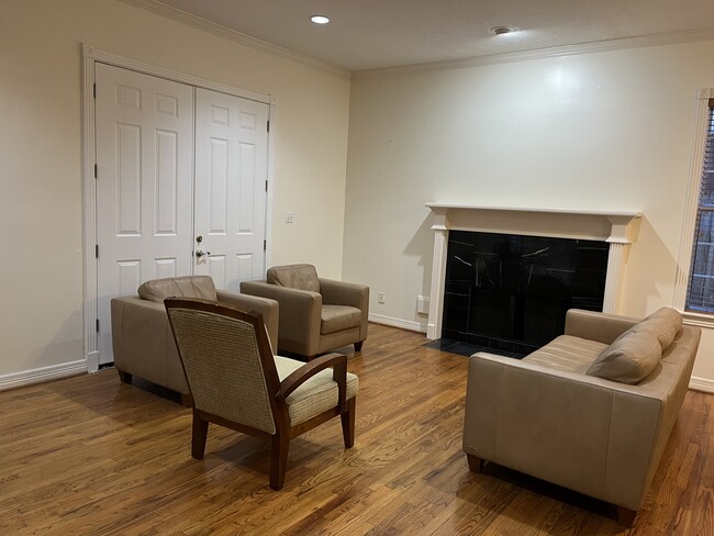 Foto del edificio - 6855 Bellgreen Dr