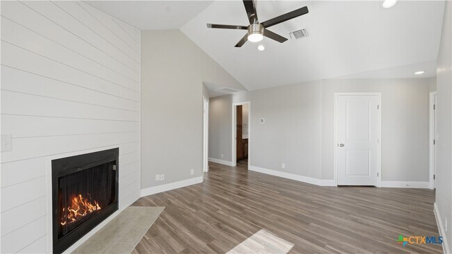 Foto del edificio - 1005 N LBJ Dr