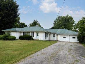 Building Photo - 411 Oak St