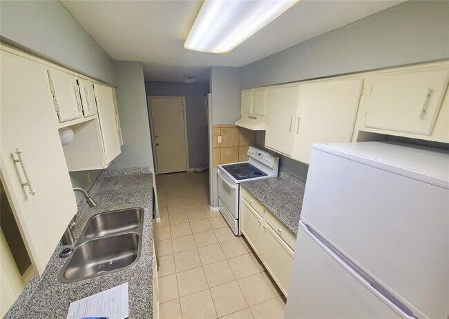 Building Photo - 12816 Shannon Hills Dr
