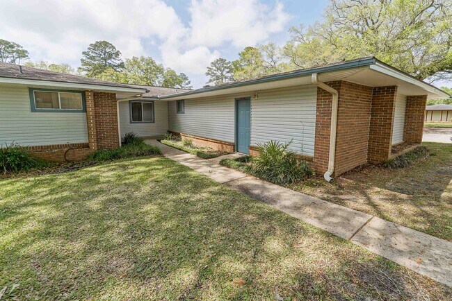Building Photo - 251 SE Villas Ct
