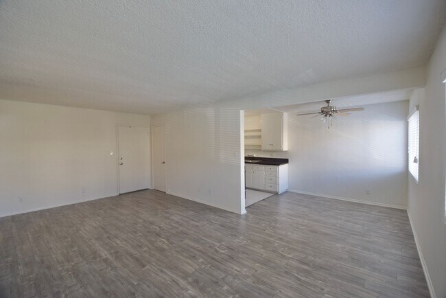 Building Photo - 14025 Moorpark St