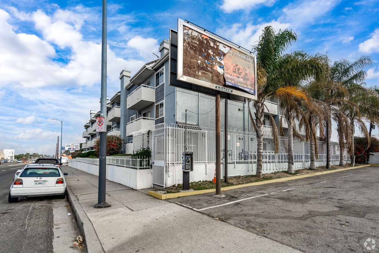 Exterior - Harbor Court Apartments