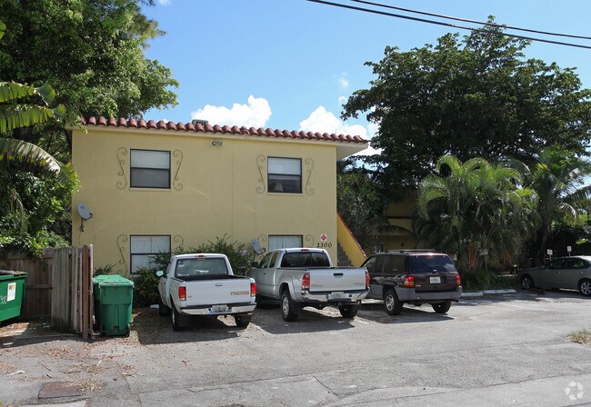 Building Photo - 2300 NE 6th Ave