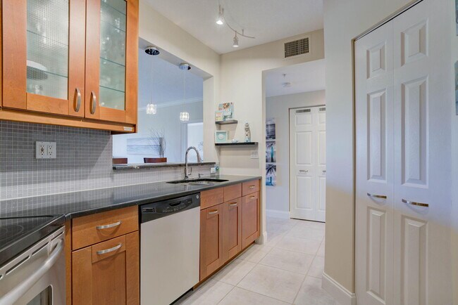 Building Photo - 500 Uno Lago Dr