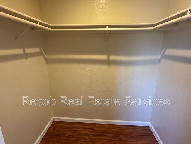 Foto del edificio - 5350-5358 Rex Avenue