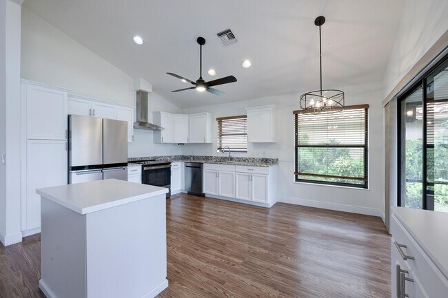 Building Photo - 2843 SW Mariposa Cir