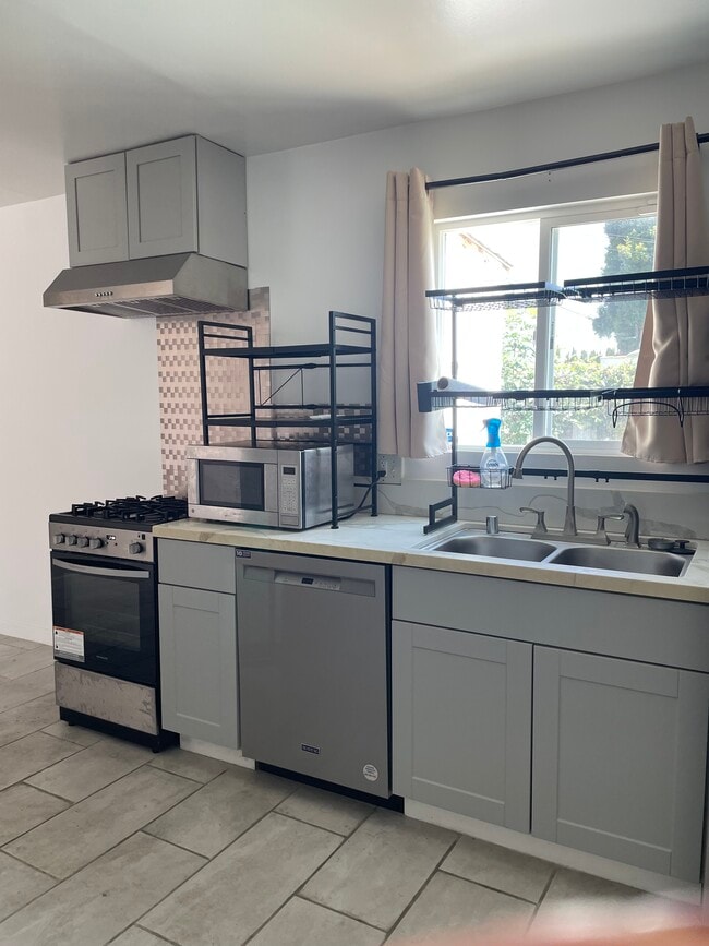 Cocina - 300 S La Peer Dr