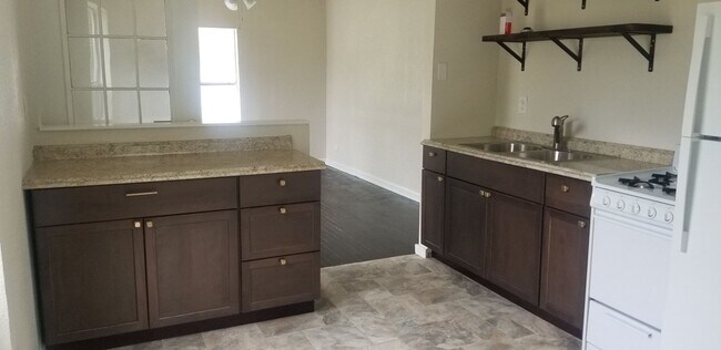 Building Photo - Cute 2 Bedroom 1 Bath Bungalow Home
