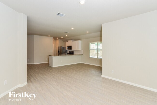 Building Photo - 15015 Maskette Ave