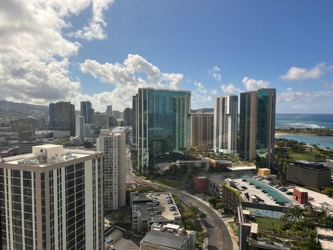 Building Photo - 1001 Queen St