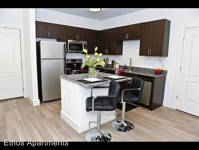 Foto del edificio - 1 br, 1 bath Room For Rent - 1521 Isaac Dr.