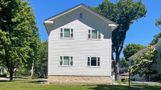Building Photo - 632 N Center St