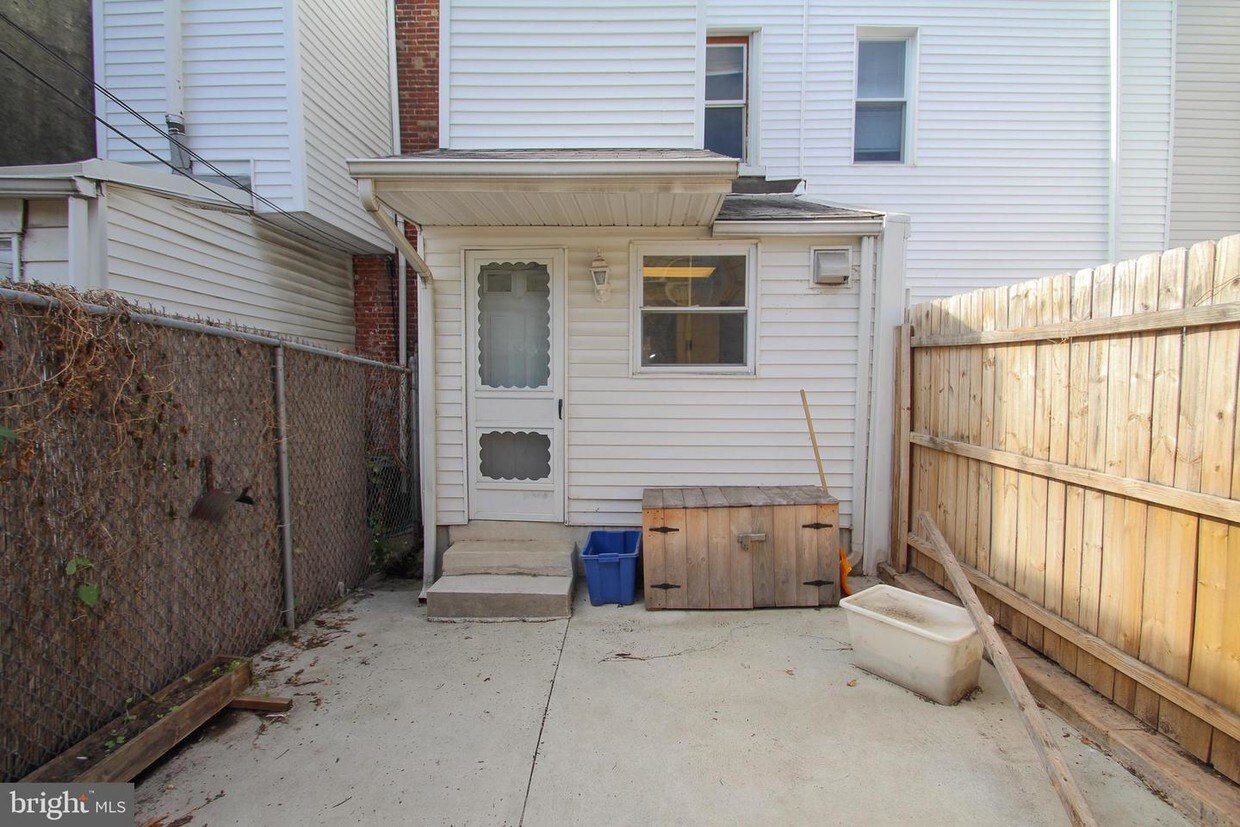 Primary Photo - 1117 E Wilt St
