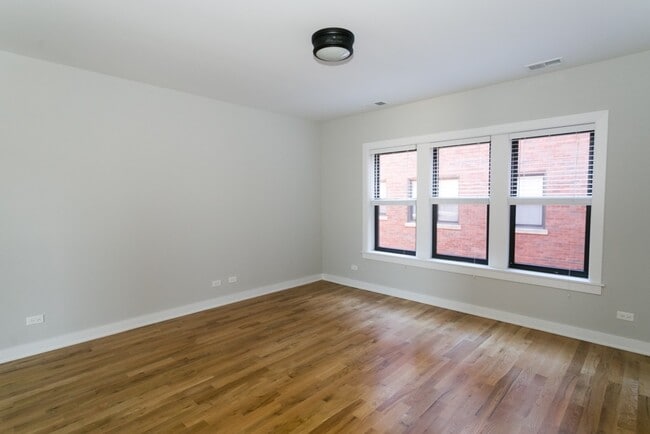 Foto del edificio - 2241 W Eastwood Ave