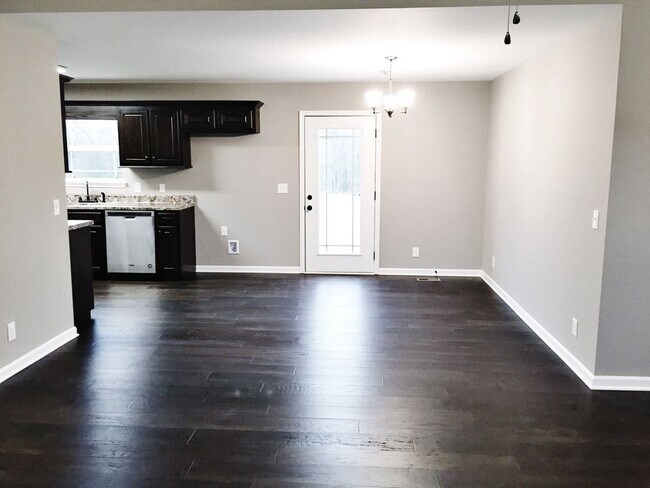 Building Photo - 705 Oak Dr