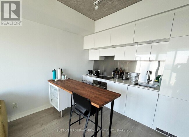 Photo du bâtiment - 185 Roehampton Ave
