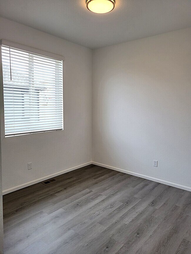 Foto del edificio - ALL PROSPECTIVE TENANTS MUST SUBMIT A $58 ...