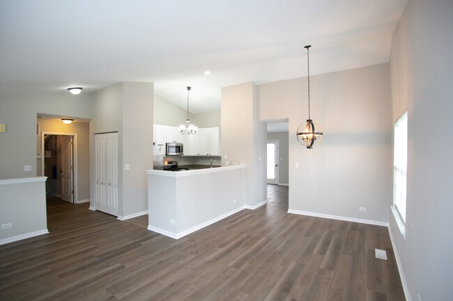 Building Photo - 2430 Golf Ridge Cir