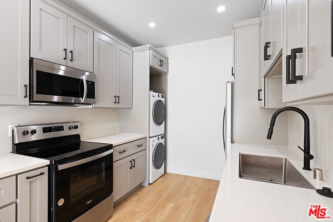 Foto del edificio - 7229 Willoughby Ave