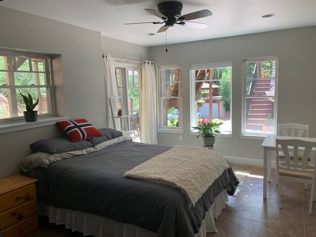 Building Photo - Charming 1 bdrm 1 bath lower level Manitou...