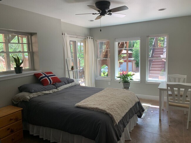 Foto del edificio - Charming 1 bdrm 1 bath lower level Manitou...