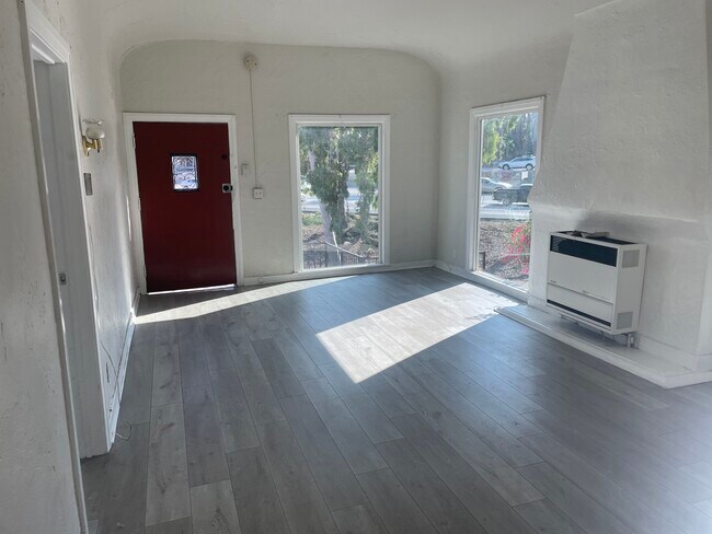 Building Photo - 2348 N Cahuenga Blvd