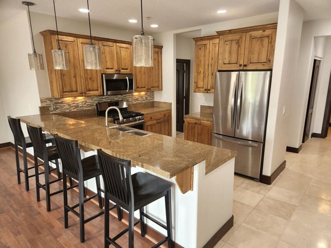 Foto principal - Centrally Located Light and Spacious 2 BR ...
