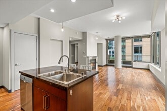 Building Photo - 910 Lenora St