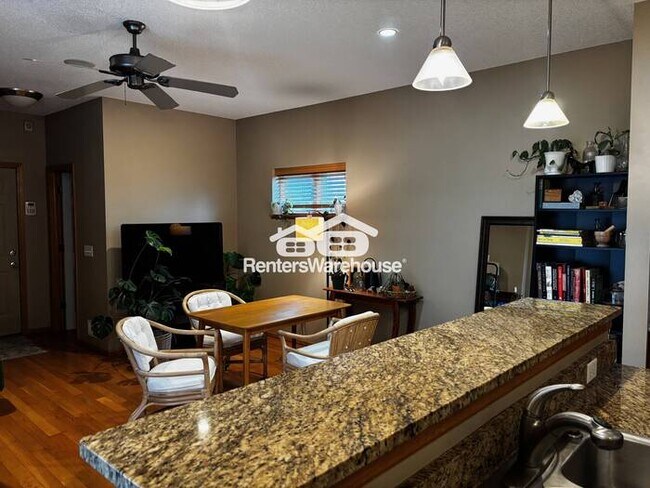 Foto del edificio - Available 11/1 - very well maintained 3 be...