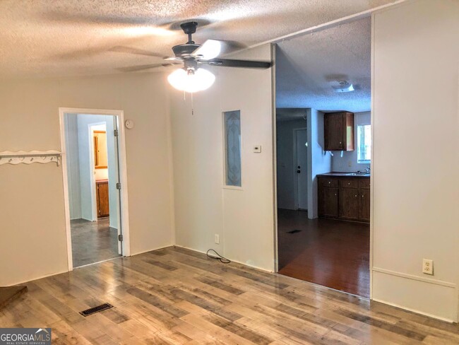 Building Photo - 584 Mountain Ridge Dr