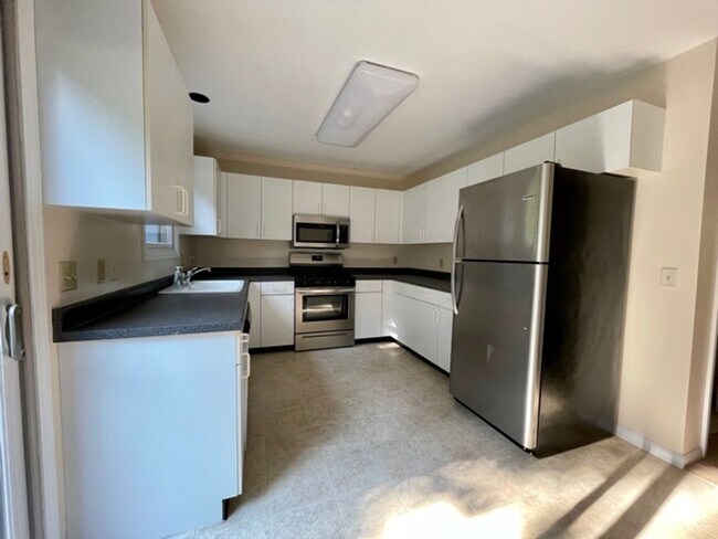 Foto del edificio - LEXINGTON SCHOOLS!  2 Bedroom, 1 1/2 Bath Duplex Available!