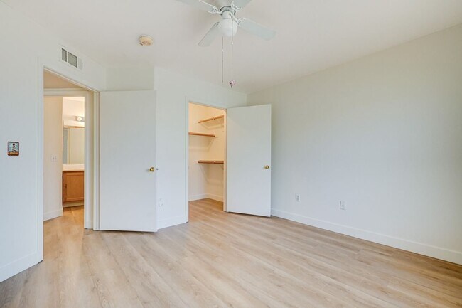 Building Photo - 4555 E Sahara Ave