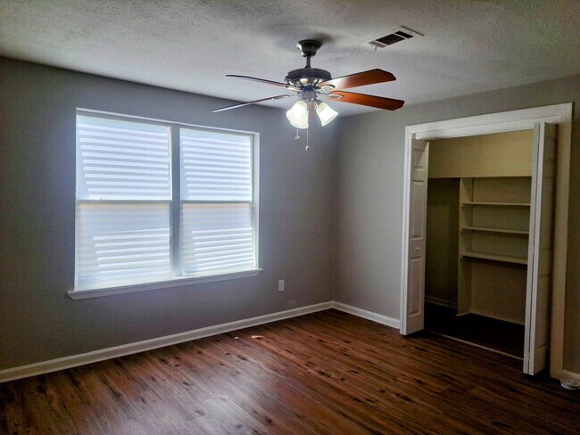 Building Photo - 4 bedroom, 2 bath home, Handicap accessible