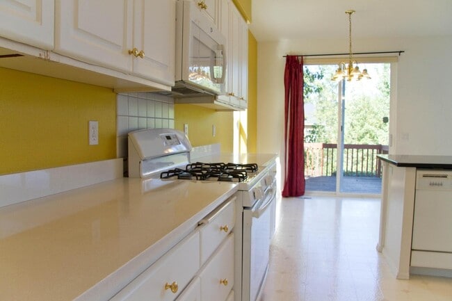 Building Photo - Fantastic Bethany Home with Attached Garag...