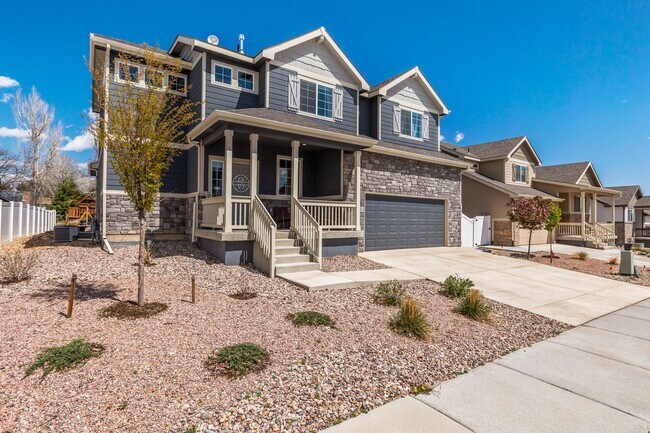 Foto del edificio - Spacious 4-Bedroom Home with Private Backy...