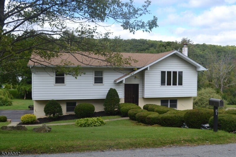 Primary Photo - 21 Clover Ln