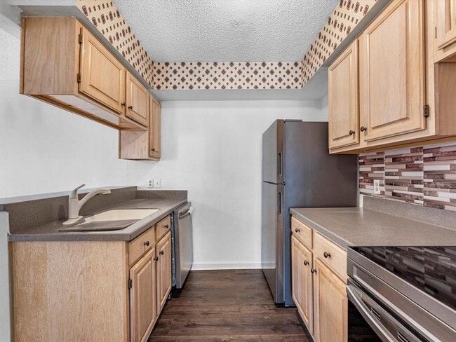 Building Photo - 17401 Red Oak Dr