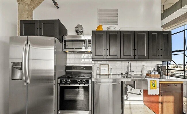 Foto del edificio - 315 E 8th St