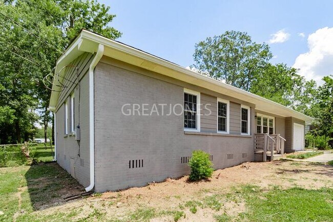 Building Photo - 804 Tarpon Dr NE