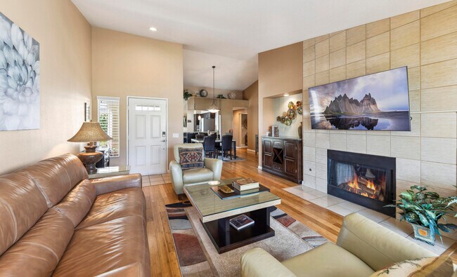 Building Photo - 651 Vista Lago Cir N