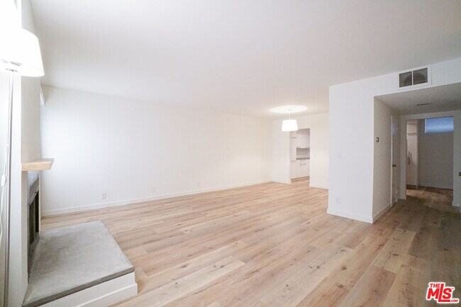 Foto del edificio - 1534 N Formosa Ave