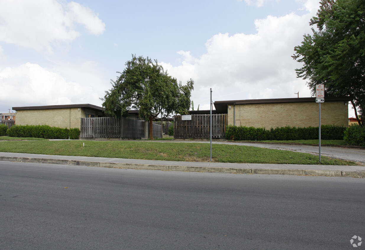 Foto del edificio - Garden Courts Apartments