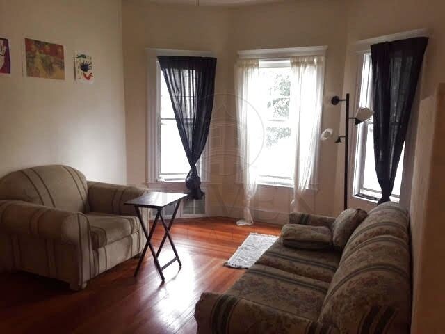 Building Photo - 1028 Broadway